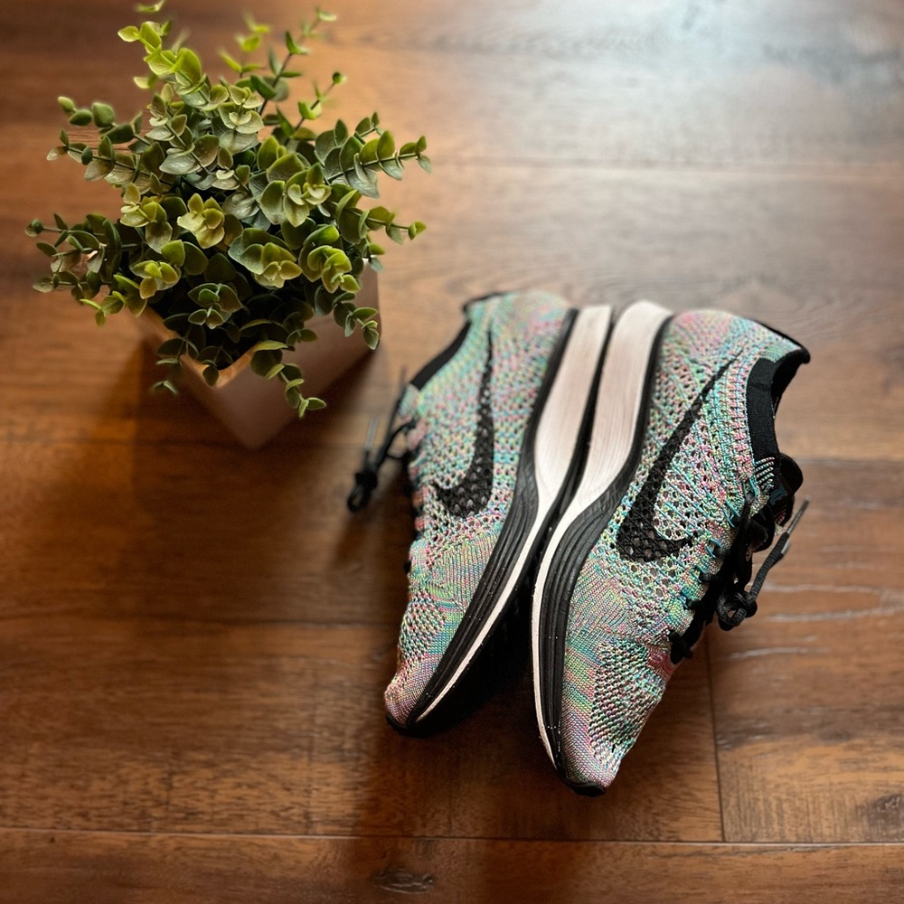 Men’s Nike Flyknit Racer Sneakers - size 4.5